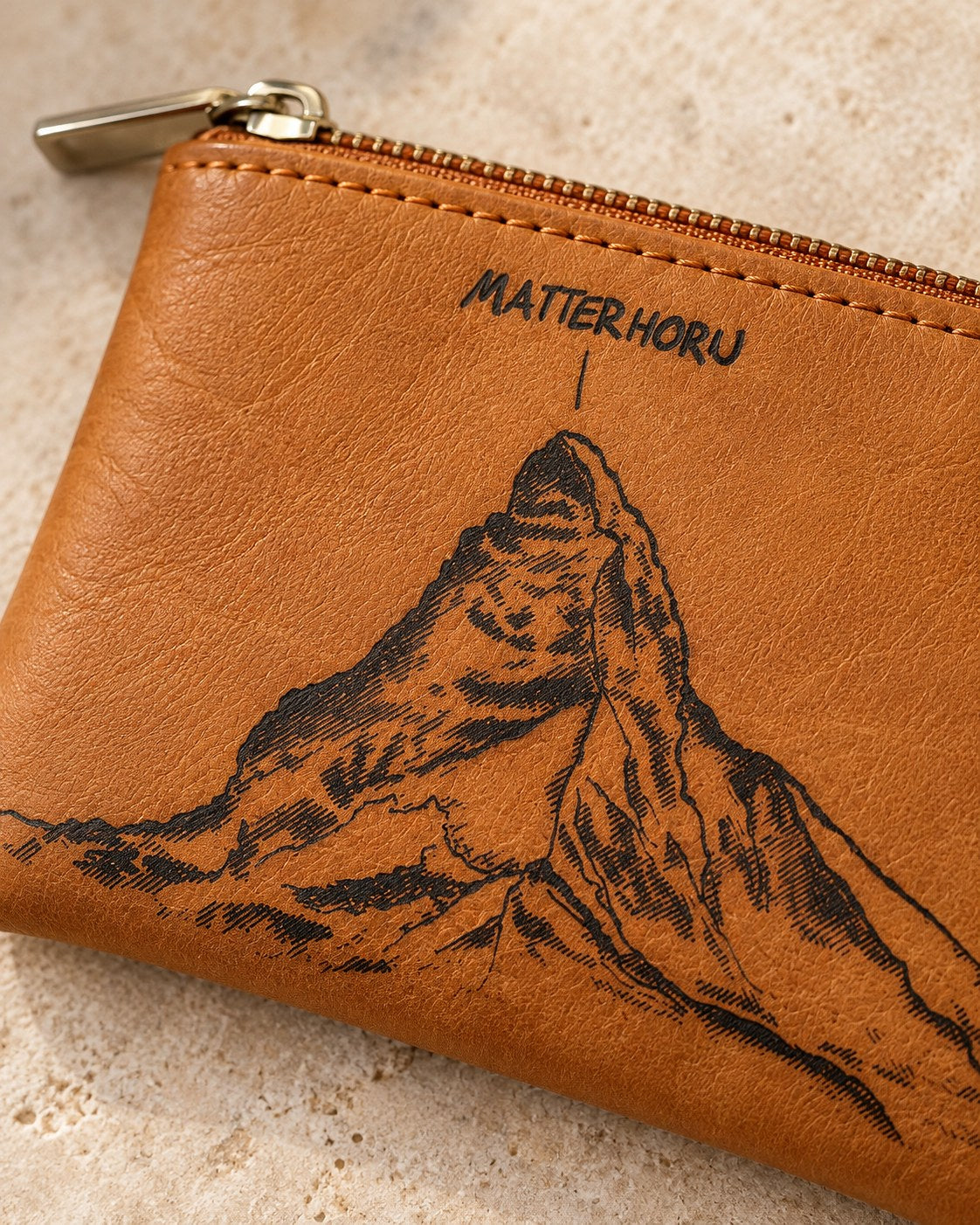 Gravierte Matterhorn-Silhouette in hellbraunem Leder, Nahaufnahme