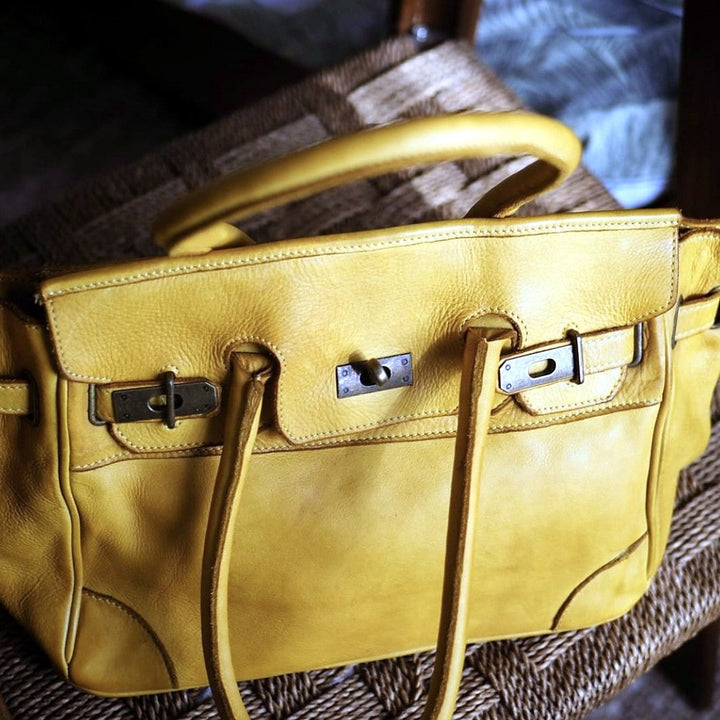 Fertige gelbe Ledertasche mit Schnallen, Detailaufnahme