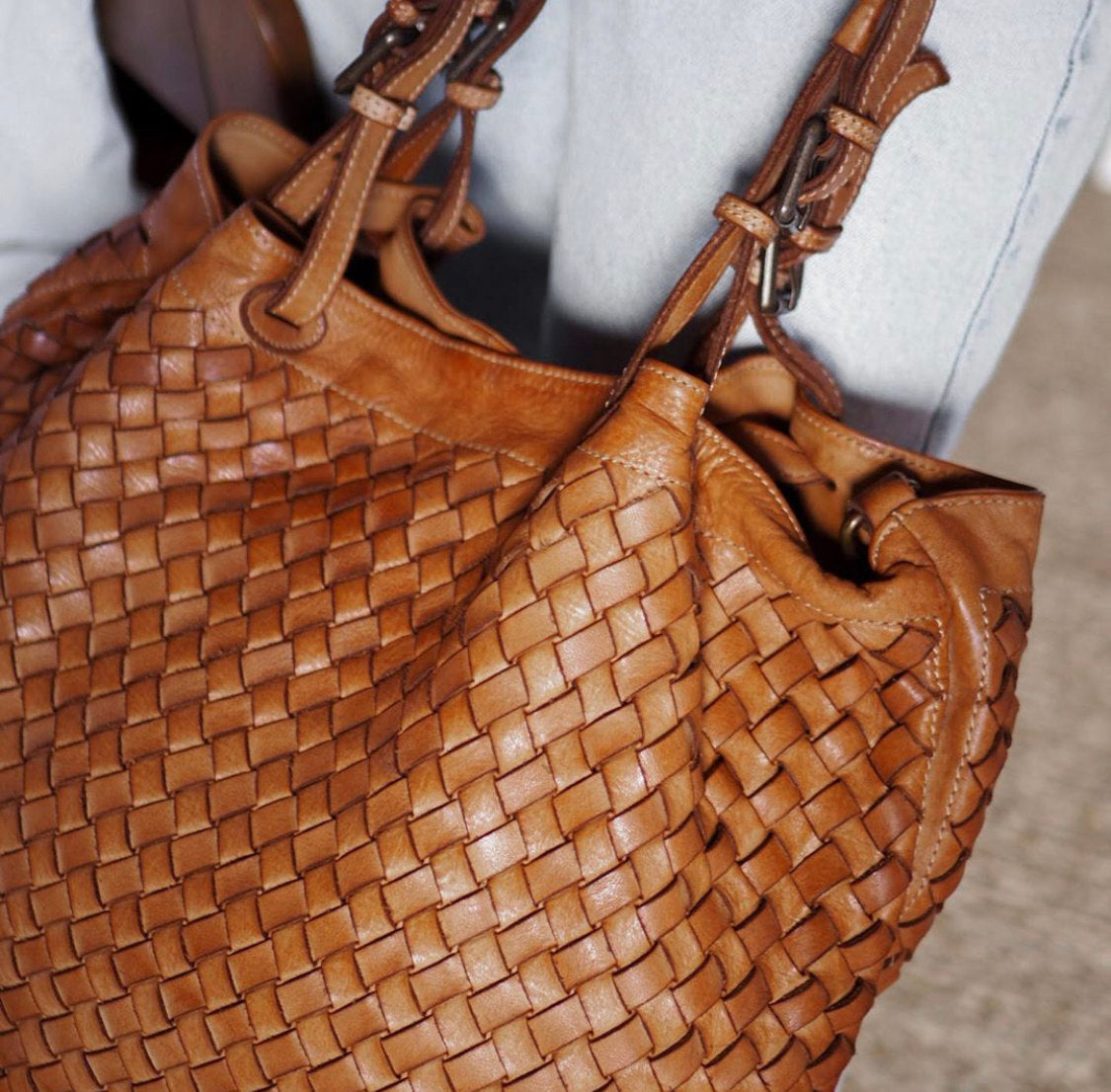Geflochtene Ledertasche in Cognac, Detail