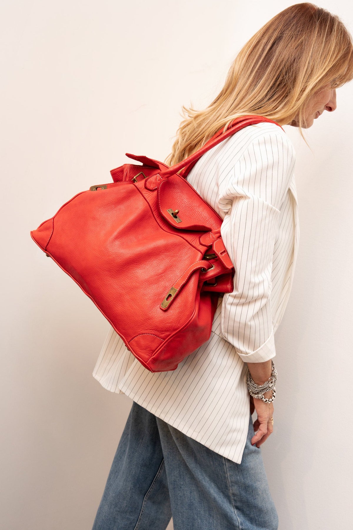 Frau mit roter Ledertasche
