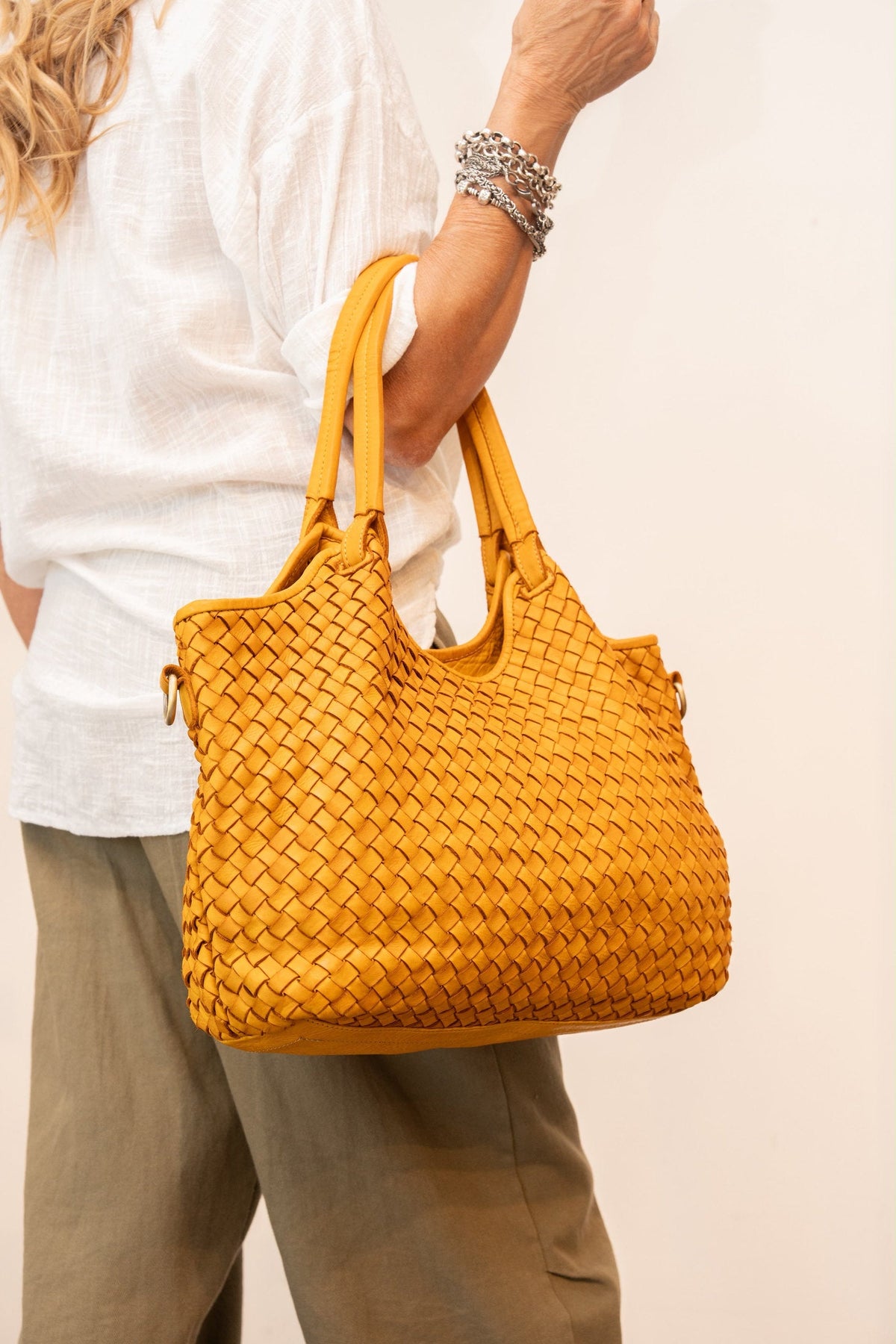 Gelber geflochtener Shopper
