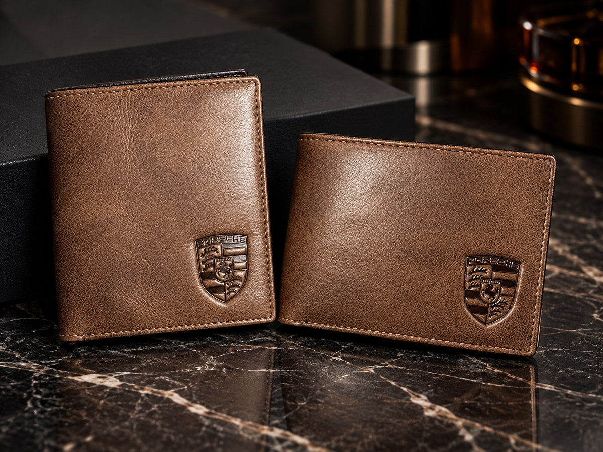 Zwei Geldbörsen aus braunem Leder mit Porsche-Wappen